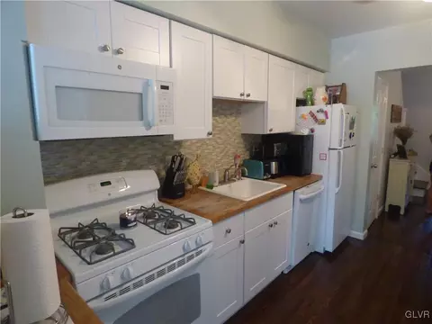 116 Front St, Hellertown, PA 18055 photo 3