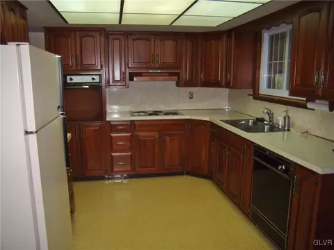 8063 Cricket Rd, Bath, PA 18014 photo 2