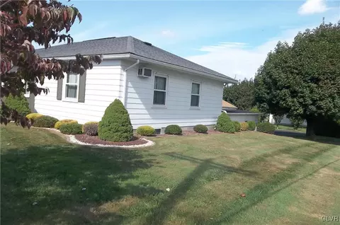 172 E 2nd St, Wind Gap, PA 18091 photo 2