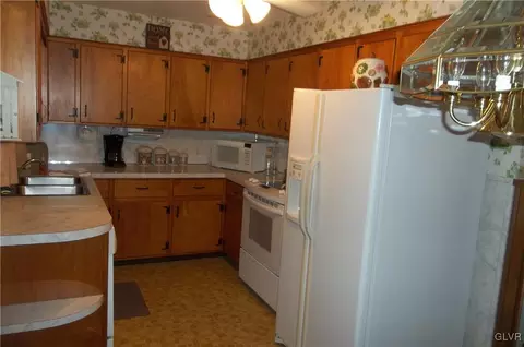 172 E 2nd St, Wind Gap, PA 18091 photo 10