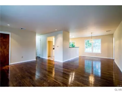5632 Mohawk Dr, Bethlehem, PA 18017 photo 2