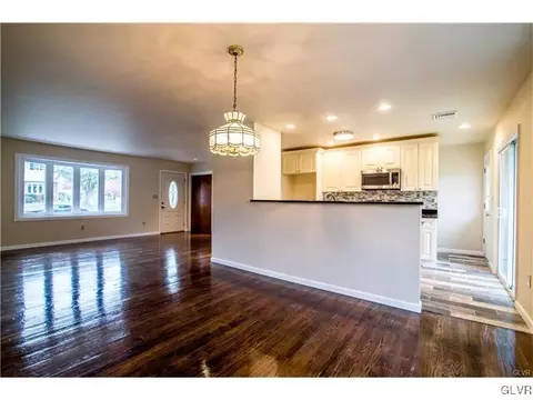 5632 Mohawk Dr, Bethlehem, PA 18017 photo 3