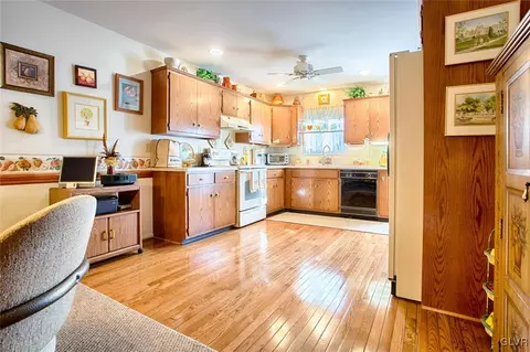4324 Laurel Ct, Bethlehem, PA 18020 photo 3
