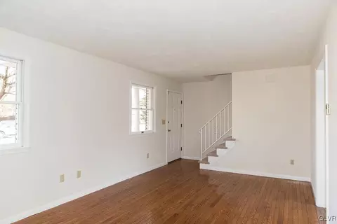 532 E Main St, Bath, PA 18014 photo 4