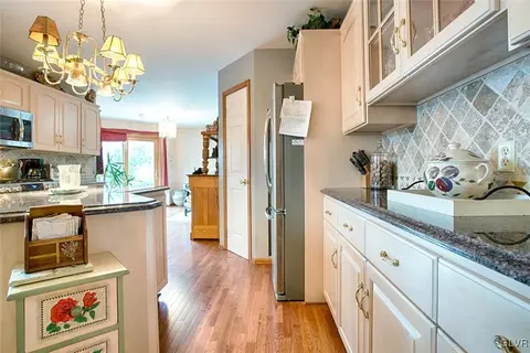 438 Eagle View Dr, Bath, PA 18014 photo 8