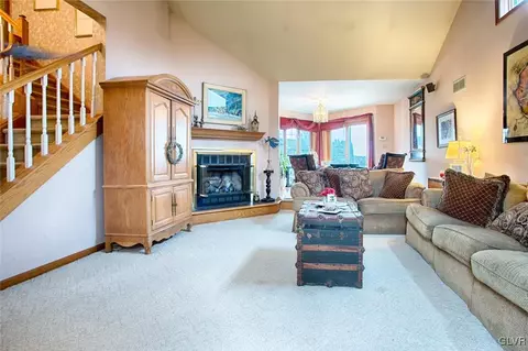 438 Eagle View Dr, Bath, PA 18014 photo 4