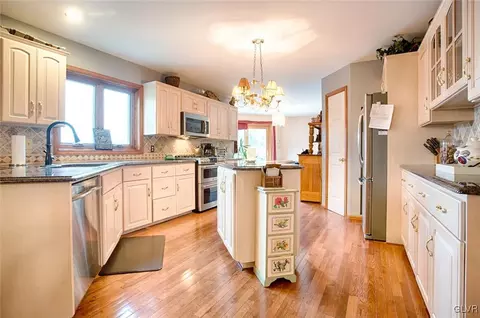 438 Eagle View Dr, Bath, PA 18014 photo 7