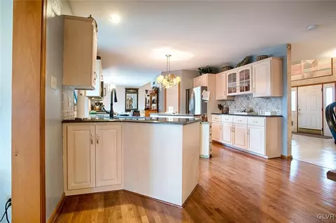438 Eagle View Dr, Bath, PA 18014 photo 9