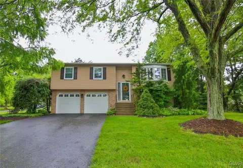 365 Devonshire Dr, Bethlehem, PA 18017 photo 1