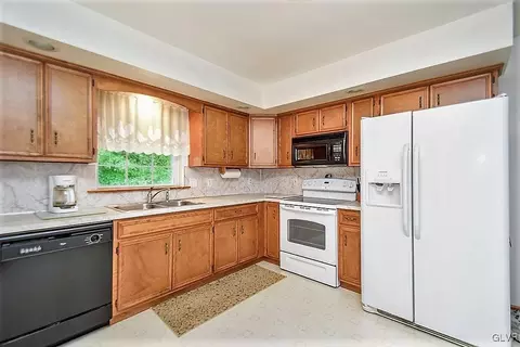 2305 E Scenic Dr, Bath, PA 18014 photo 9