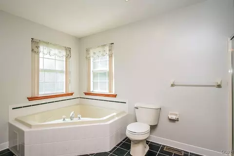 2305 E Scenic Dr, Bath, PA 18014 photo 15