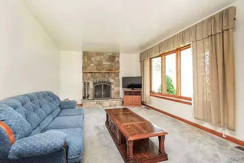 2305 E Scenic Dr, Bath, PA 18014 photo 5