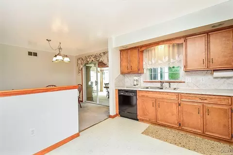 2305 E Scenic Dr, Bath, PA 18014 photo 10