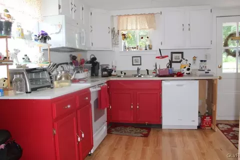 303 E 3rd St, Wind Gap, PA 18091 photo 6
