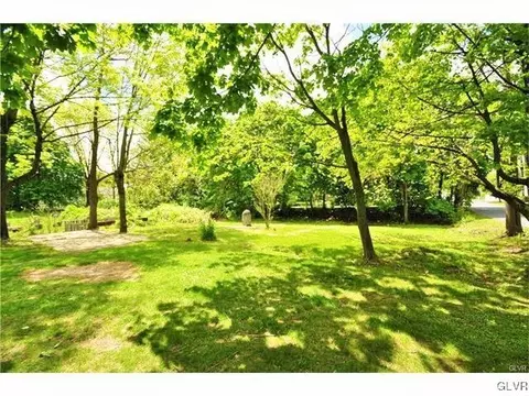 418 Maple St, Roseto, PA 18013 photo 16