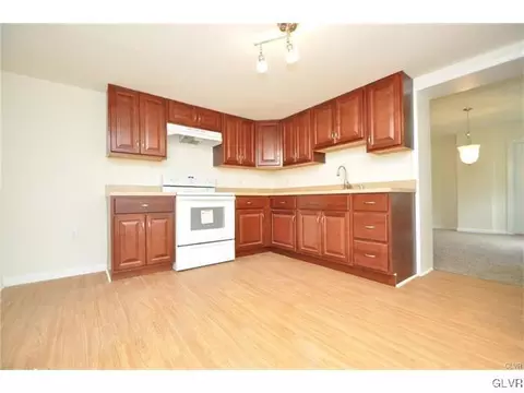 418 Maple St, Roseto, PA 18013 photo 8