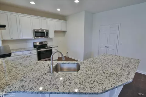2811 Keystone St, Bethlehem, PA 18020 photo 9