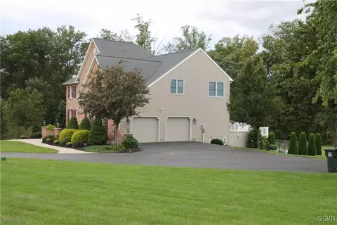 2772 Grapevine Ct, Bath, PA 18014 photo 2