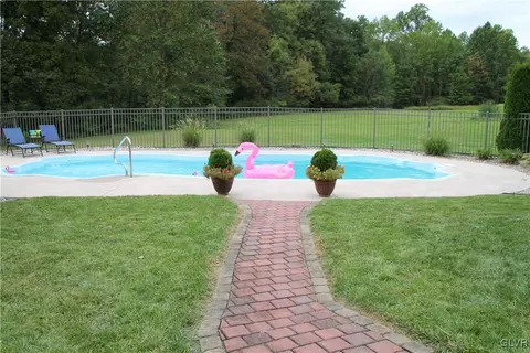 2772 Grapevine Ct, Bath, PA 18014 photo 6