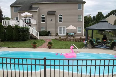 2772 Grapevine Ct, Bath, PA 18014 photo 3
