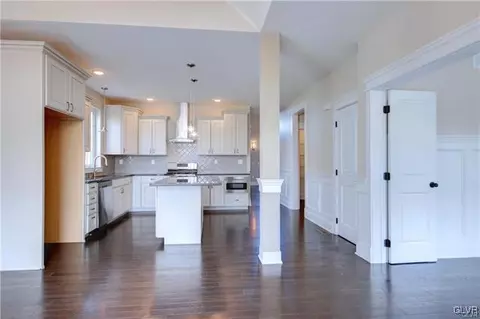5301 Braddock Ct, Bethlehem, PA 18017 photo 3