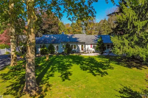 653 E Macada Rd, Bethlehem, PA 18017 photo 2
