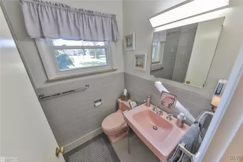653 E Macada Rd, Bethlehem, PA 18017 photo 18