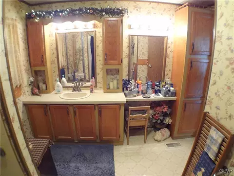 170 Moorestown Dr, Bath, PA 18014 photo 11