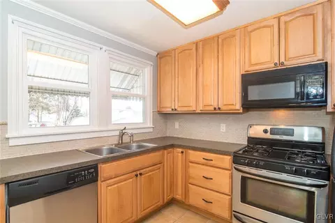 408 Willow Rd, Hellertown, PA 18055 photo 5