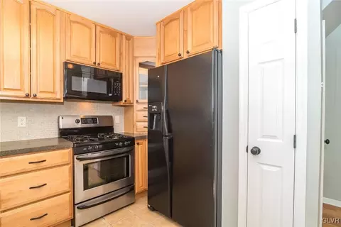 408 Willow Rd, Hellertown, PA 18055 photo 6