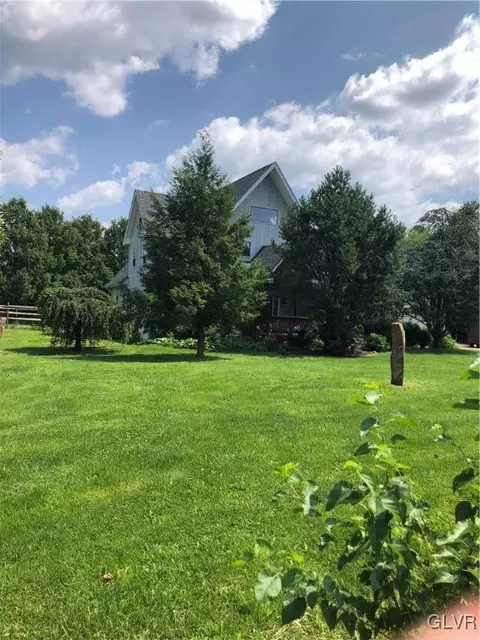 7108 Arrowhead Rd, Bath, PA 18014 photo 2