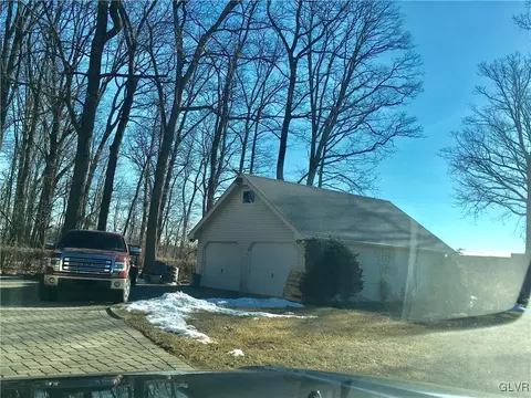 2464 Fox Rd, Bath, PA 18014 photo 2