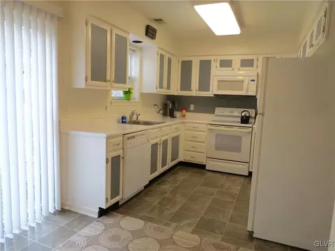 125 Commonwealth Dr, Bethlehem, PA 18020 photo 11