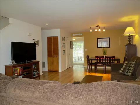 125 Commonwealth Dr, Bethlehem, PA 18020 photo 4