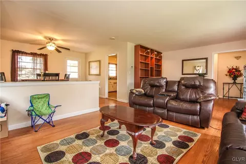 285 E Macada Rd, Bethlehem, PA 18017 photo 2