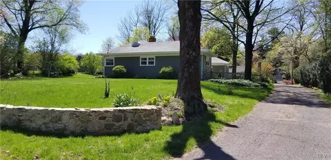 954 Eby Ln, Bath, PA 18014 photo 2