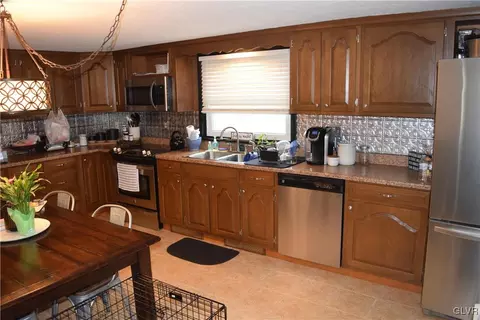 52 E 4th St, Wind Gap, PA 18091 photo 10