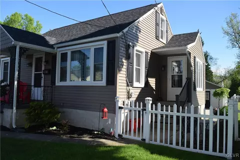 52 E 4th St, Wind Gap, PA 18091 photo 4
