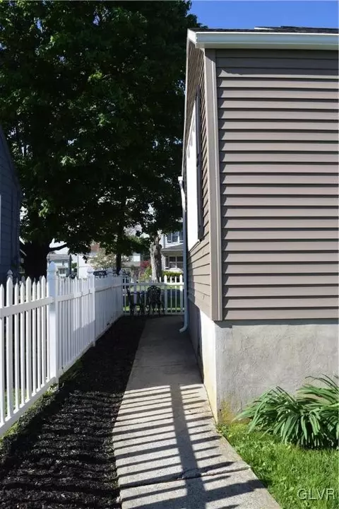 52 E 4th St, Wind Gap, PA 18091 photo 5