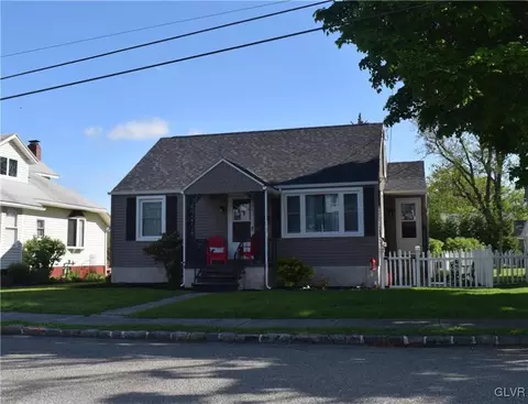 52 E 4th St, Wind Gap, PA 18091 photo 2