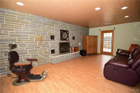 222 Mountain Rd, Bushkill Twp, PA 18091 photo 12