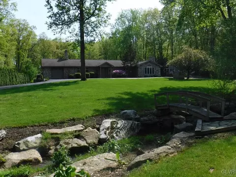 222 Mountain Rd, Bushkill Twp, PA 18091 photo 1