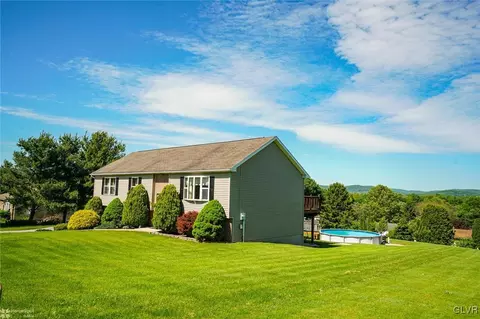72 Carriage Cir, Oley, PA 19547 photo 4