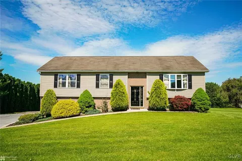 72 Carriage Cir, Oley, PA 19547 photo 2