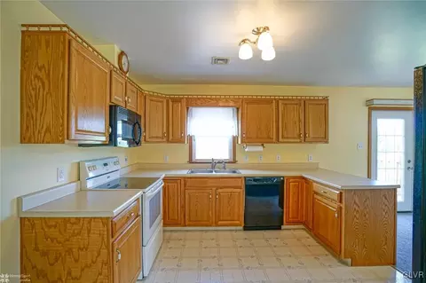 72 Carriage Cir, Oley, PA 19547 photo 10