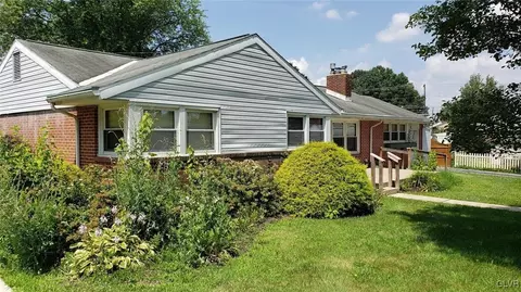 171 Thomas Pl, Sinking Spring, PA 19608 photo 3