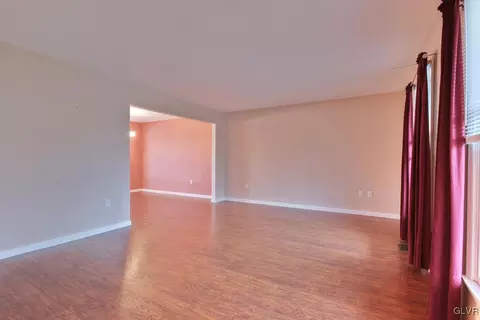 204 Memorial Dr, Bath, PA 18014 photo 4