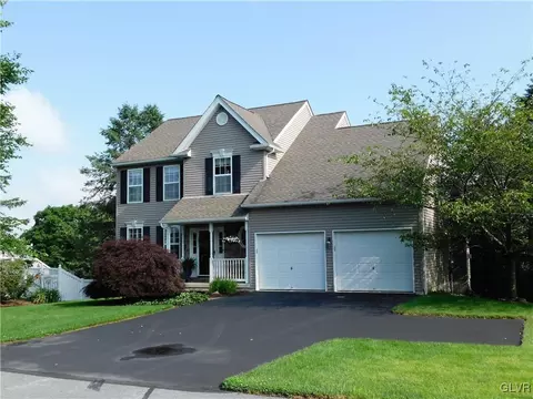 2829 Hillcrest Dr, Coplay, PA 18037 photo 2