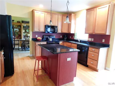 2829 Hillcrest Dr, Coplay, PA 18037 photo 4