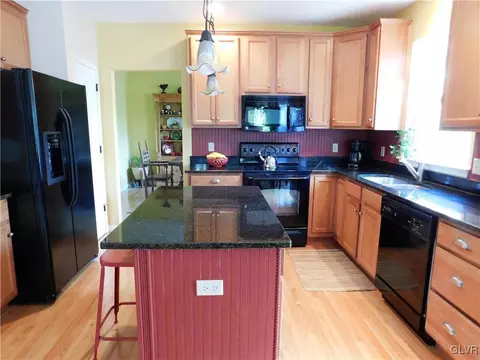 2829 Hillcrest Dr, Coplay, PA 18037 photo 6